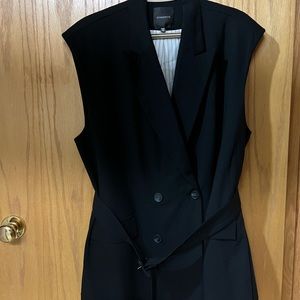 DYNAMITE brand sleeveless XL belted thigh-length blazer.